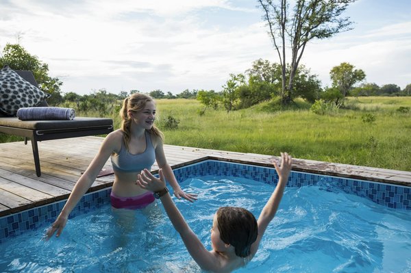 Y a-t-il une piscine au camping Les Champs Blancs et quelles sont ses caractéristiques ?