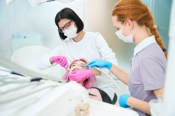 Peut-on consulter un orthodontiste dans une clinique dentaire générale ?